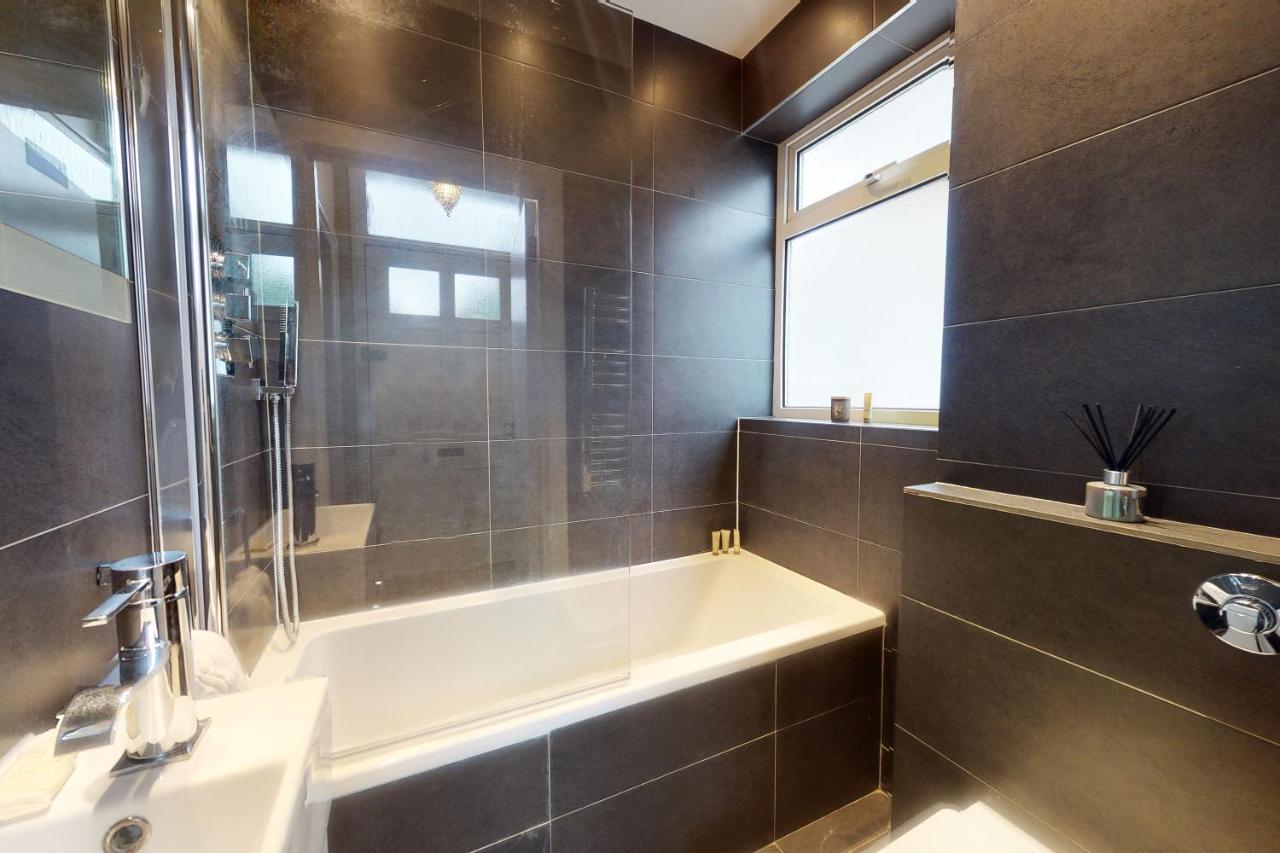 Super 1 Bedroom Flat In Hendon Near Middlesex University With Private Parking Dış mekan fotoğraf